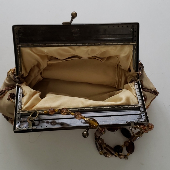 Shakeel's Concepts💌👌embroidered Purse - Picture 7 of 8